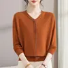 Suéter de tricô com decote V novo para 2026, transfronteiriço, estiloso e versátil, de manga longa, tamanhos grandes, adequado para mães, blusa básica modeladora e elegante