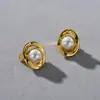 Nova Coleção Outono/Inverno Metal de Alta Qualidade Banhado a Latão Ouro Real 18k Irregular Vazado Incrustado Pérola Brinco Simples Clipe de Orelha