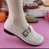 Zapatos casuales de malla transpirables antideslizantes de corte bajo, delgados, para mamá, tipo slip-on, de moda, tejido fly-knit, para primavera, otoño y verano