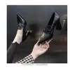 Sapatos Femininos de Couro Macio com Solado Macio 2026 Moda Novo Estilo Primavera e Outono Sapatos Femininos Versáteis Salto Quadrado Bico Fino Corte Médio Sapatos de Salto
