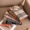 Bufandas al por mayor, bufandas a cuadros bloque de color de cachemira sintética, bufandas de invierno de moda para mujer, chales sencillos de estilo coreano y japonés con un toque de alta gama