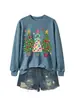 Sudadera casual y cómoda para mujer de la tienda independiente Amazon Wish con tres árboles de Navidad y luces colgantes de estrella de cinco puntas, estilo navideño