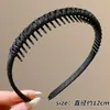 Cor de café com leite tecido plissado presilha de cabelo dentada design de dentes antiderrapante acessório de cabelo feminino suave para combinar em ambientes externos