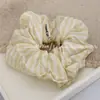 Goma para el pelo tipo scrunchie a rayas amarillo claro estilo coreano para mujer, accesorio para el pelo suave y elegante, goma para moño, coleta baja, banda elástica
