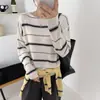 Suéter tejido casual a rayas con bloques de color para mujer, corte holgado, estilo coreano de otoño, suéter de forro polar con diseño de oso miel adelgazante, top básico versátil