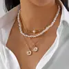 Cadena de Clavícula Imitación Perla Retro Versátil de Gama Alta Personalizable Estilo Lujo Accesible Patrón Geométrico Colgante de Disco Collar para Apilar