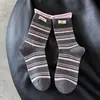 Calcetines de primavera y verano para mujer con etiquetas de tela de color contrastante, rayas coloridas, bordes enrollados, diseño de volantes de moda, versátiles calcetines de algodón hasta la pantorrilla para primavera y otoño