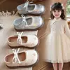 Nuevos zapatos de cuero de otoño para niñas, dulces zapatos de princesa con lazo de cereza para niños pequeños, zapatos de cuero para niños con adornos de perlas y suelas suaves