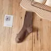 Meias felpudas da moda INS japonesa personalizadas para outono e inverno em tons terrosos, retrô, cor sólida, de cano médio, caneladas, esportivas, casuais, meias femininas