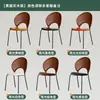 Cadeira de jantar nórdica, cadeira moderna da moda para uso doméstico, mesa e cadeiras de jantar, design minimalista moderno de luxo leve com encosto, estilo étnico de metal vintage
