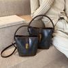 Bolso de mano estilo cubo vintage de otoño e invierno de 2024, sencillo e informal, estilo mensajero coreano.