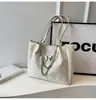2026 Nova Bolsa Tote Feminina Grande Capacidade para o Dia a Dia Bolsa de Ombro Único Verão Versátil Bolsa de Ombro Único com Corrente Toque de Luxo Ombro Único