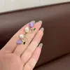 Un Pendiente Versátil de Dos Formas de Llevar con un Diseño Creativo, Presentando Perlas de Tulipan Suaves y Dulces, Adecuado para Estilo de Vacaciones y Uso Diario