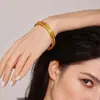 Rueda de la fortuna simple hueca brillante áspera lisa anillo pulsera acero titanio chapado oro 18K no se decolora pulsera para mujer lujo ligero nicho