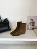 Botines Cuadrados con Relieve Estilo Retro Francés de Temporada First Encounter para Mujer, Nueva Colección Otoño/Invierno 2026, Botas Adelgazantes con Altura Interna, Botas de Moda