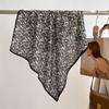 2024 Bufanda Decorativa Cuadrada Pequeña de Moda Floral Artística para Mujer Bufanda de Temperamento Versátil Corea del Sur Bufanda Transfronteriza Venta al por Mayor