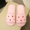 Nuevas pantuflas de algodón pequeñas y abiertas para parejas, de otoño e invierno, con diseño de amor, para el hogar, con lindas zapatillas de algodón antideslizantes con dibujos animados.