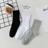 Algodón Antibacteriano con Lazo en la Cintura Deportivos de Longitud Media Color Sólido Negro y Blanco Absorbentes de Sudor, Resistentes al Olor, Moldeadores Calcetines de Moda para Hombres y Mujeres Fabricante Mayorista