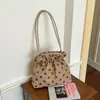 Bolso tote de lunares de nicho para mujer, nueva colección de otoño 2026, gamuza retro, bolso de hombro moderno y casual