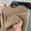 Direto da fábrica, este suéter apresenta tecido macio, anti-pilling e com cores firmes.. É um tricô grosso e robusto, perfeito para o inverno, com um design casual e estiloso de gola alta parcial para homens.