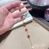 Pulsera vintage estilo francés de cuatro hojas y cinco flores, accesorio floral versátil de lujo ligero de alta gama