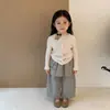 Novo Conjunto Simples para Meninas Cardigã de Tricô com Listras Verticais Roupa Falsa de Duas Peças Calça Wide Leg para Passeios Escolares Sessão de Fotos