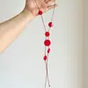 "Cenizas Eternas" Collar de Disco Rojo Irregular Ultra Iluminador para Mujer, Diseño de Nicho Cadena Larga para Clavícula Versátil
