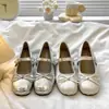 Sapatos Mary Jane modelo novo Verão 2026 com aumento interno de altura, combinados com saia, estilo delicado, tira única com laço, sapatos femininos