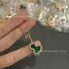 Colar V Gold Edição Artesanal Fina Cabaceira Qilin Wulu Tamanho Médio Madrepérola Branca Ágata Vermelha Banhado a Ouro Rosa 18K Gravação de Precisão CNC