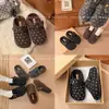 En stock: Nuevos zapatos slip-on de mezcla de lana con lunares retro 2026 con suelas suaves, forro de felpa para abrigar y características antideslizantes, perfectos para uso casual