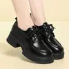 Sapatos de Couro Preto Brilhante Estilo Britânico para Mulheres Baixas para Parecerem Mais Altas, Sola Grossa, Cadarço, Couro Macio, Mocassins com Solado Macio - Coleção Primavera/Outono 2026