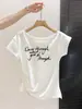 Camiseta Estampada de Manga Curta Off-the-Shoulder com Temperamento de Desejo Puro para Mulheres, Nova Peça Curta Solta Emagrecedora de Verão A13167