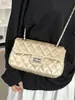 Bolsa de corrente vintage francesa transfronteiriça para mulheres, novo modelo de verão 2026, versátil e estilosa, bolsa de ombro e transversal estilo Chanel para mulheres