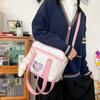Bolso bandolera portátil con diseño de animación japonesa que rodea a una chica suave y adorable, uniforme Jk, bolso de estudiante con tarjeta transparente y personalidad divertida.