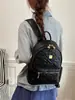 Nova mochila de PU com relevo em formato de coração para estudantes, mochila leve para o dia a dia e viagens, mochila pequena estilosa