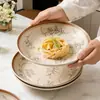 Este conjunto de tigela e prato de cerâmica é um conjunto de presentes particularmente bonito e prático, perfeito para inaugurar casa ou como um presente atencioso
