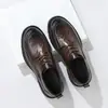 Novos sapatos Derby masculinos de couro genuíno para exportação, sapatos casuais de couro para negócios, sola macia, antiderrapantes, sola grossa, sapatos de noivo para homens
