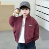 Chaqueta Roja para Niños Estilo Primavera y Otoño 2026 Nueva Ropa Infantil Chaqueta Deportiva Genial con Cuello Alto Prenda Superior Ropa de Otoño para Niños Grandes