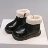 Botas de couro macias e confortáveis para meninas, nova coleção outono/inverno 2026, sapatos de algodão estilo retrô para crianças, tamanhos médios e grandes, forrados com fleece para aquecimento