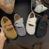 Estilo urbano oscuro, fresco y atrevido: zapatos casuales para mujer, modernos y a la moda, un artículo popular de 2024