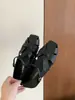 Sandalias de Verano 2026 Estilo Nuevo Retro Francés de Suela Plana con Puntera Hueca Tejida Estilo Resort para Mujer en Colores Negro, Dorado y Albaricoque