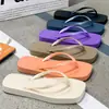 Chanclas de nuevo estilo 2026 con punta cuadrada, pantuflas de verano antideslizantes, duraderas para la playa, sandalias de playa para mujer