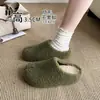 Chinelos femininos peludos estilo coreano, novo modelo outono 2026, versáteis casuais de inverno quentes com biqueira fechada, meias-chinelos de pelúcia para uso externo