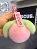 Venta al por mayor y al por menor de dijes de bolso con forma de durazno de piel de conejo, dijes para mochila, adornos de muñecos feos, juguetes de peluche de dibujos animados