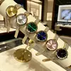 Novo Relógio Quadrado com Mostrador Totalmente Cravejado de Diamantes e Pulseira Cravejada de Diamantes, Relógio de Pulso Feminino Fashion com Pulseira de Couro e Três Ponteiros, Relógio com Pulseira de Aço Venda por Atacado