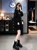 Vestido preto de manga comprida estilo Hong Kong para mulheres, nova coleção outono 2026, moderno, rejuvenescedor, acinturado, emagrecedor e de alta qualidade