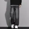 Pantalones de mezclilla retro estilo americano para uso diario, color gris cemento, cintura elástica para hombre, pierna recta, lavados, corte holgado, pantalones casuales con una silueta fluida y de pierna ancha