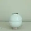 Jarrón Redondo Blanco Adornos de Alta Calidad Adornos de Flores para Sala de Estar Cerámica Cruda Retro Tarro de Luna Decoración Zen para Casa de Huéspedes