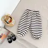 Conjunto de Sudadera de Dibujos Animados para Niña Otoño/Invierno 2026 con Mangas Ranglán, Sudadera de Manga Larga con Forro de Felpa y Pantalones Jogger Rayados Conjunto de Dos Piezas