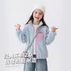 Jaqueta de fleece para meninas, nova coleção outono/inverno 2026, roupas infantis, top versátil com gola alta para meninas maiores, vestuário infantil